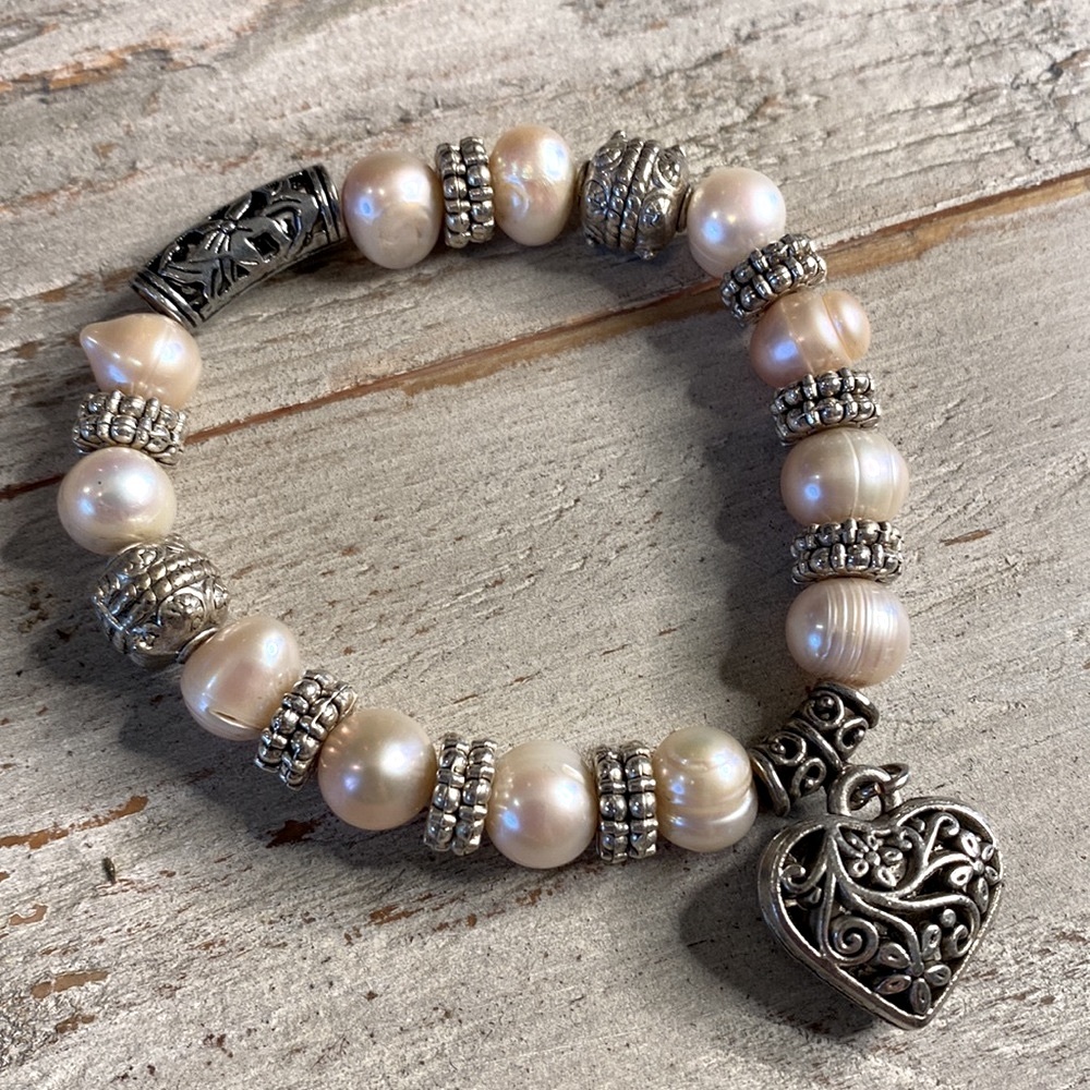 Beautiful stretchy faux pearl and silvertone bracelet filigree silvertone heart